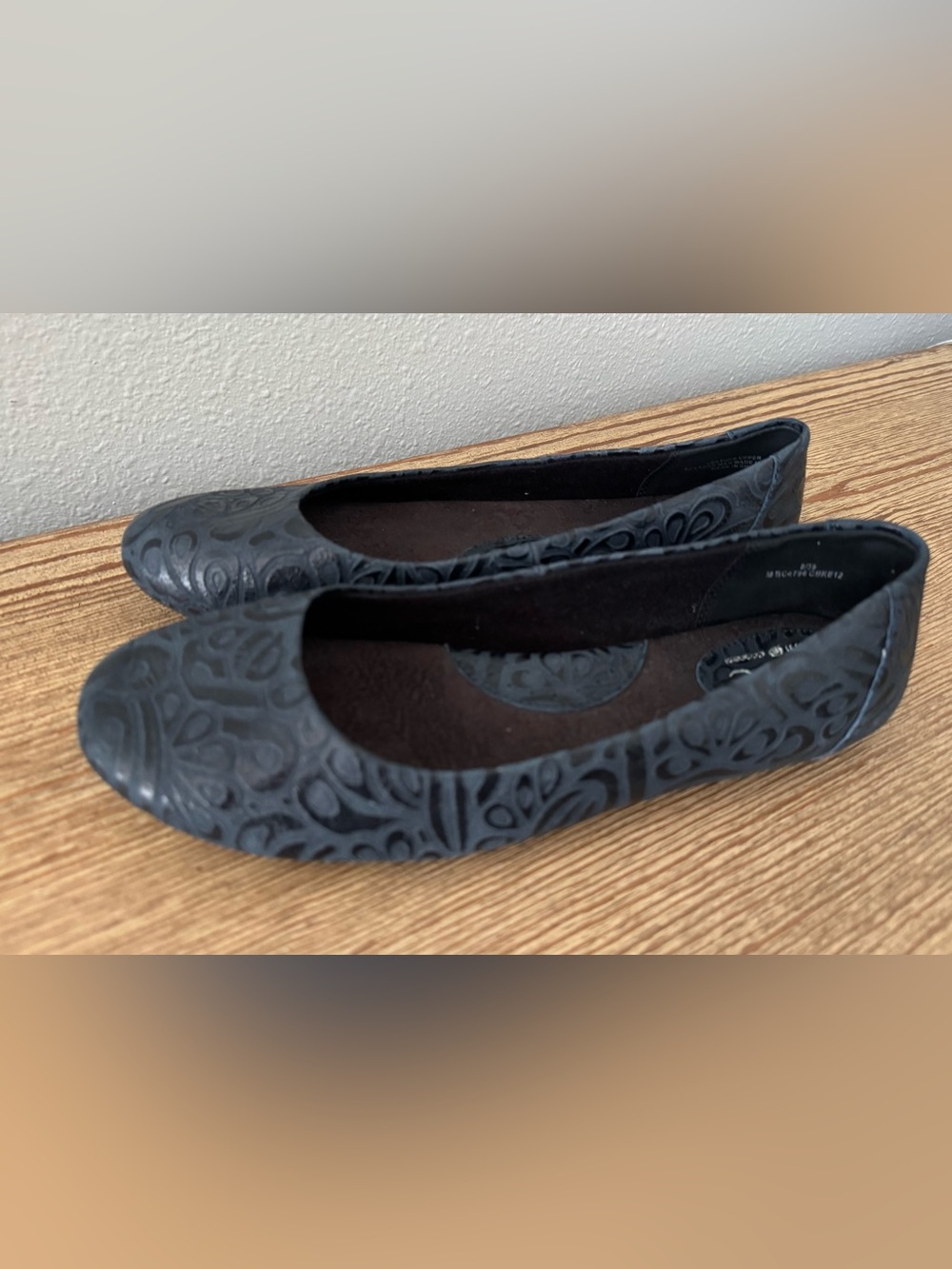 Women’s b.o.c. Born Concepts size 8 navy blue embossed leather ballet flats - Picture 2 of 8